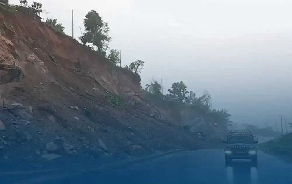 अविरल वर्षाले देशभरका दर्जनौँ सडक अवरुद्ध