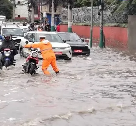 काठमाडौँका सडक खोलामा परिणत, नागरिक सास्तीमा