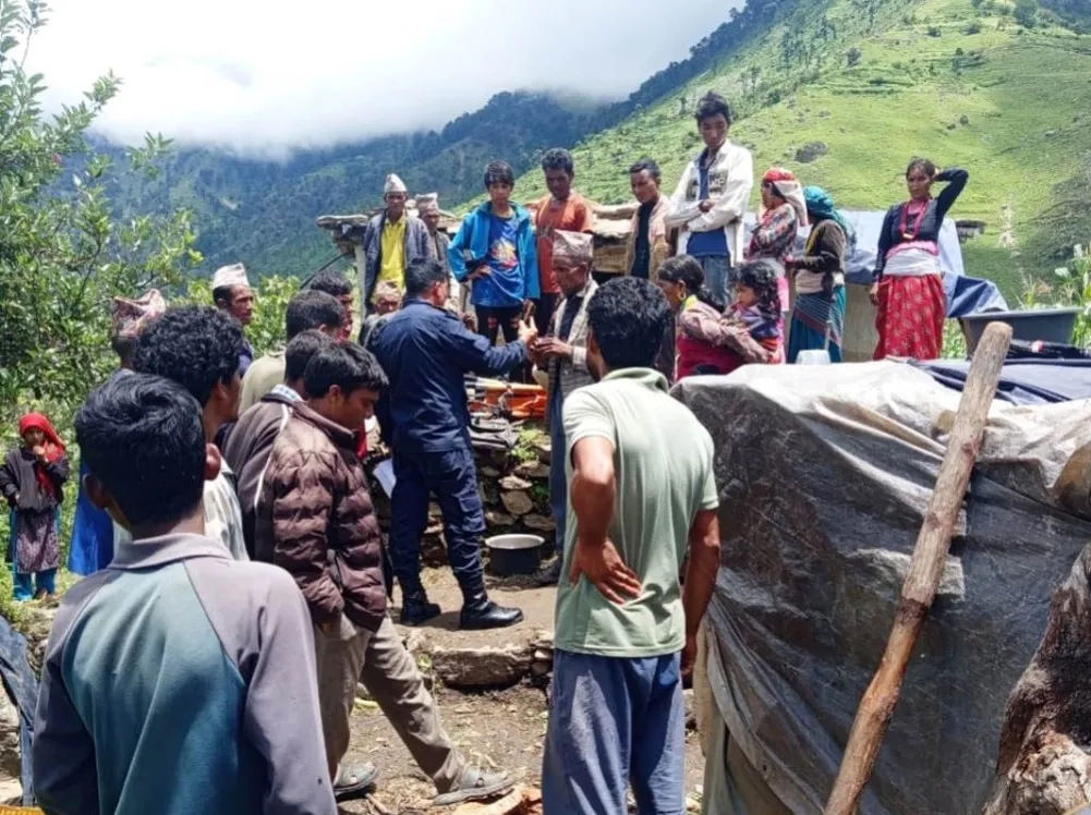 कालीकोटमा खाना पकाउन पेट्रोलले दाउरा सल्काउन खोज्दा जिमीसरा रोकायाको अनुहार, हातखुट्टा, छाती जलेको छ भने श्रीमान् धर्मको दुवै हात जलेका छन् ।