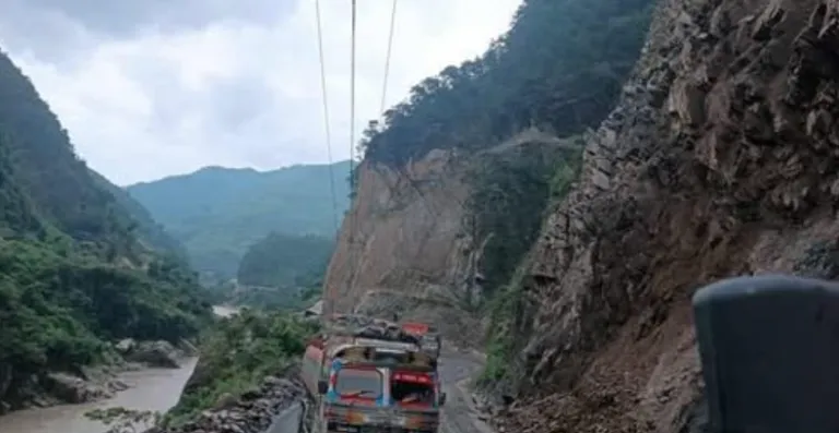 तुइन खोलामा जोखिमपूर्ण ढिस्को भत्काइँदै