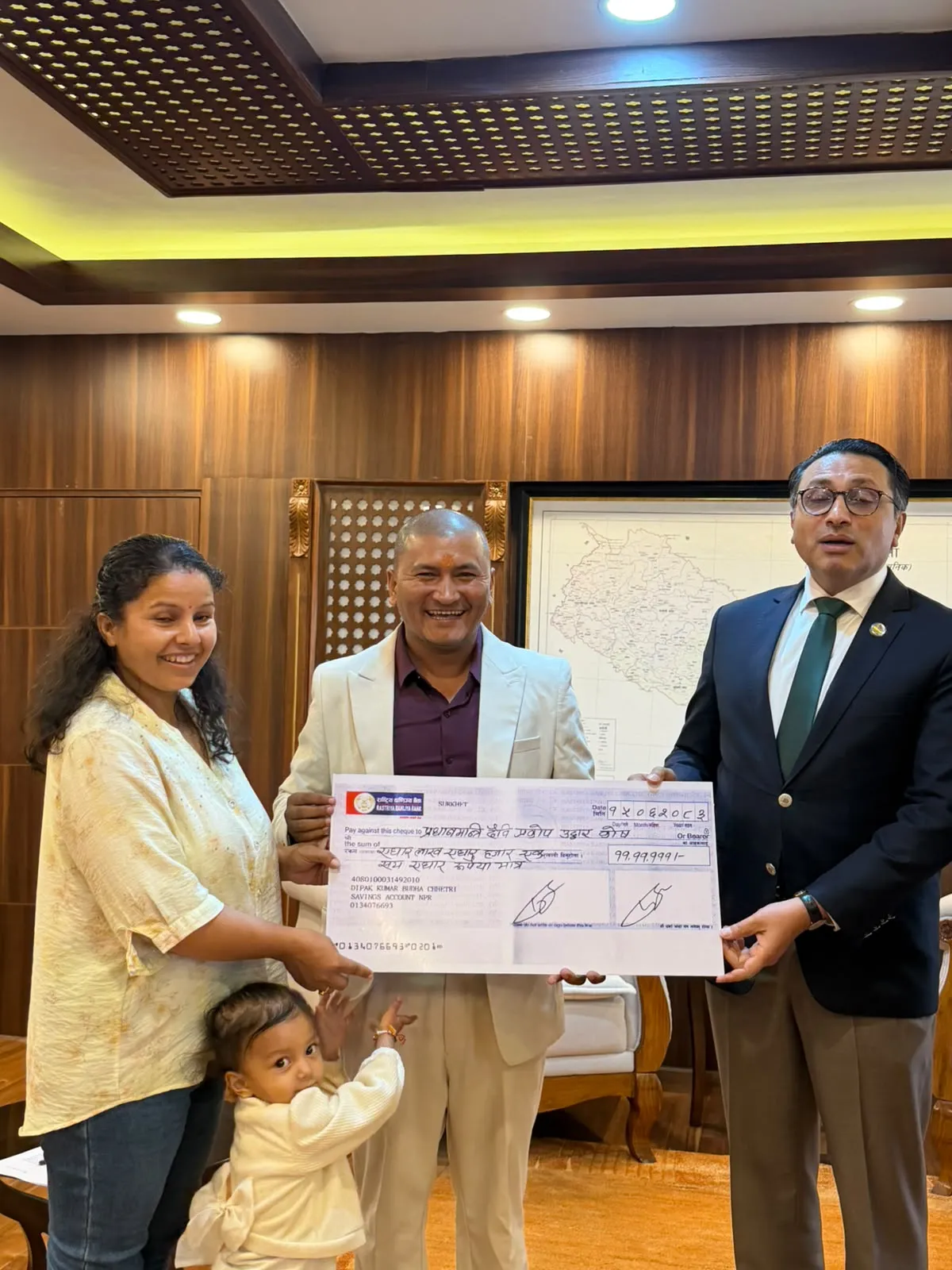 सुर्खेतका दिपक–हिमा दम्पतीद्वारा भोटेकोसी बाढी प्रभावितलाई ११ लाख सहयोग
