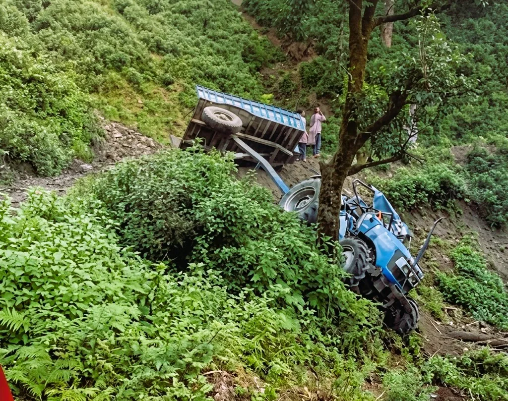 डोटीमा ट्र्याक्टर दुर्घटना: कामदार बोकेको गाडी १२० मिटर तल खस्दा ९ जना घाइते