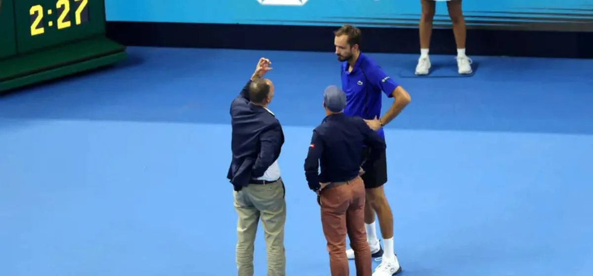 दर्शकलाई बलले लागेपछि मेदभेदेभ चीन ओपनबाट अयोग्य