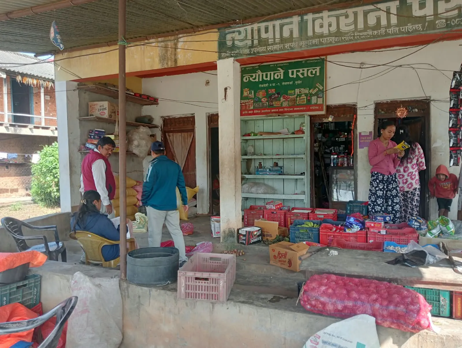 सुर्खेतका बजारबाट २० हजारभन्दा बढीका अखाद्य सामग्री बरामद गरी नष्ट