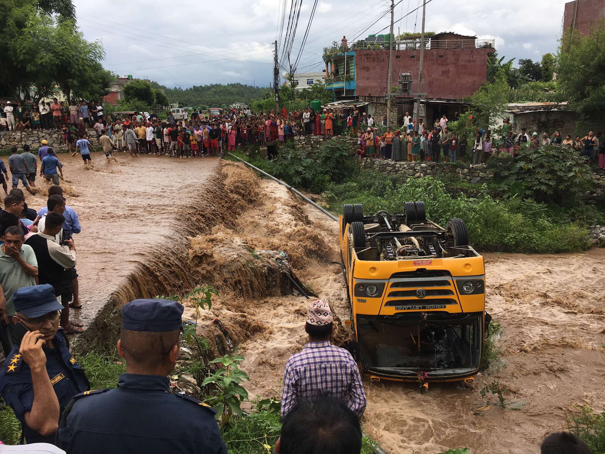 वीरेन्द्रनगरमा विद्यार्थी बोकेको स्कुल बस दुर्घटना