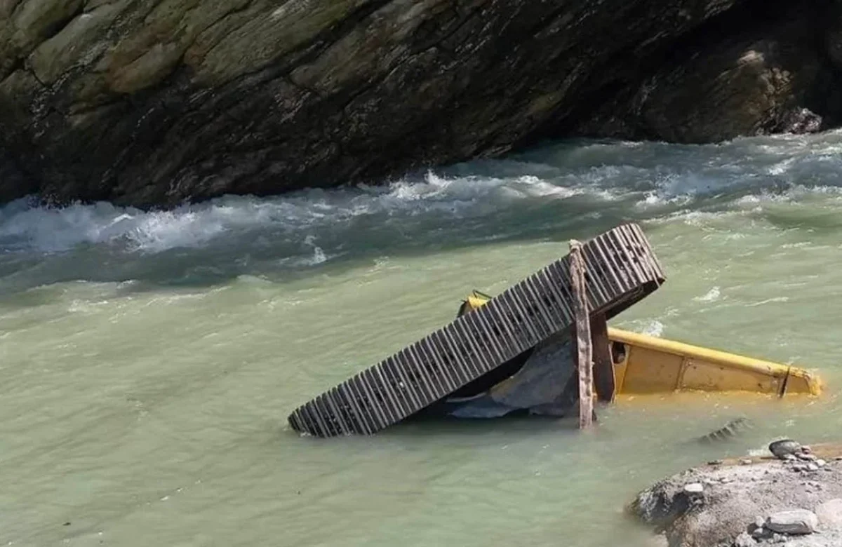 कर्णलीमा पल्टीयो डोजर, डोजरसहित एक जना बेपत्ता