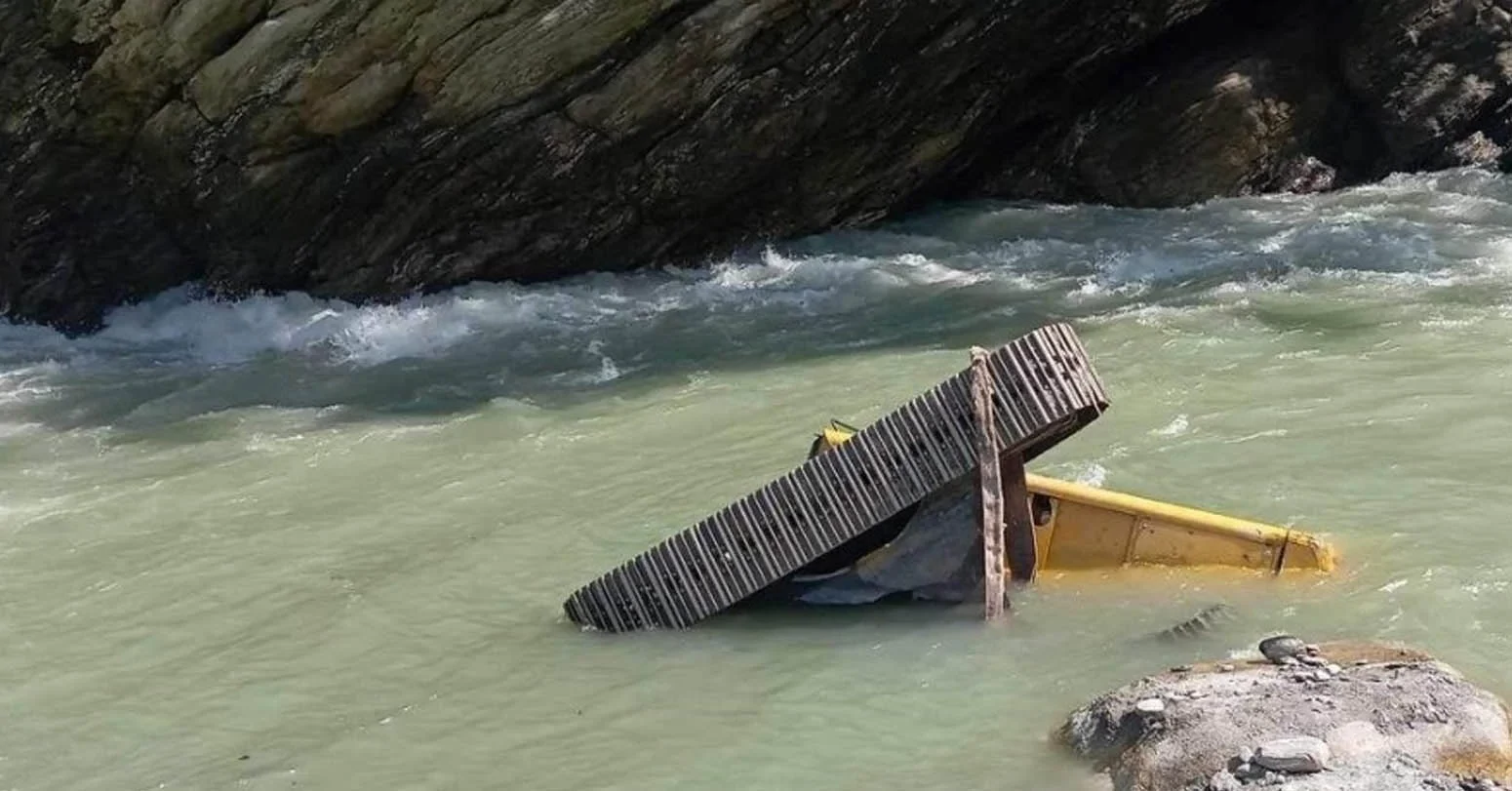 कर्णलीमा पल्टीयो डोजर, डोजरसहित एक जना बेपत्ता