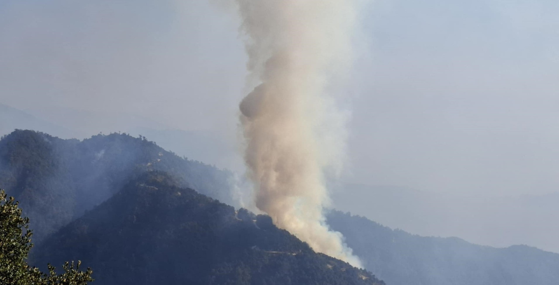 महाभारतको जंगलमा हेलिकोप्टरद्धारा आगो निभाइँदै