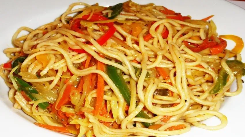 धेरै चाउमिन खाँदा वान्ता किन हुन्छ? यस्ता छन् कारणहरू