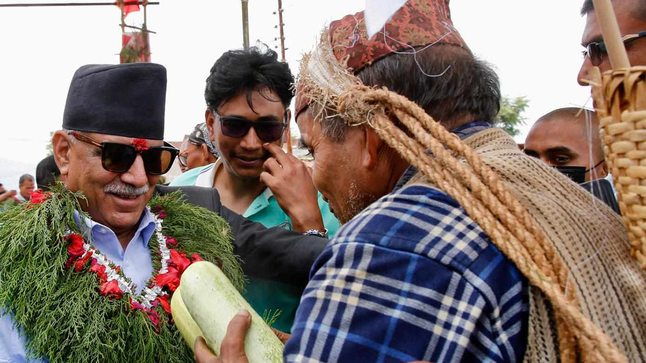 दैलेखमा प्रचण्डलाई दिईयो काँक्रो उपहार !