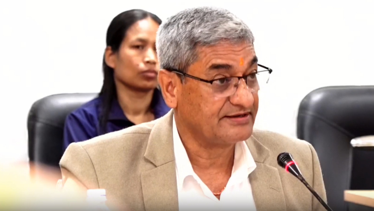 कसैले कसैसँग फोटो खिच्दैमा सरकार ढल्दैन : गृहमन्त्री