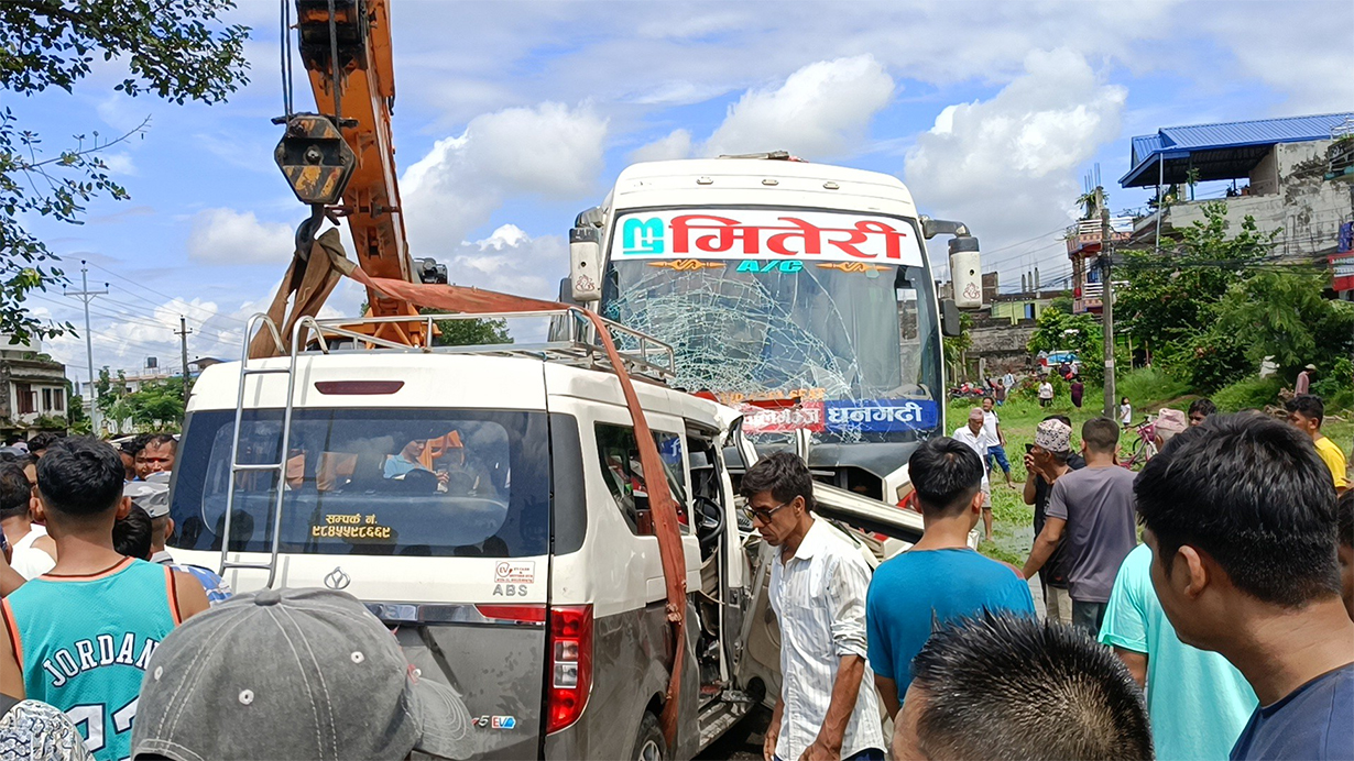 चितवनमा सवारी दुर्घटना: ७ जनाको मृत्यु, १८ जना घाइते