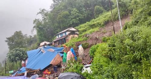 पर्वतमा पहिरोले घर पुरिँदा एकको मृत्यु, एकजना अझै बेपत्ता
