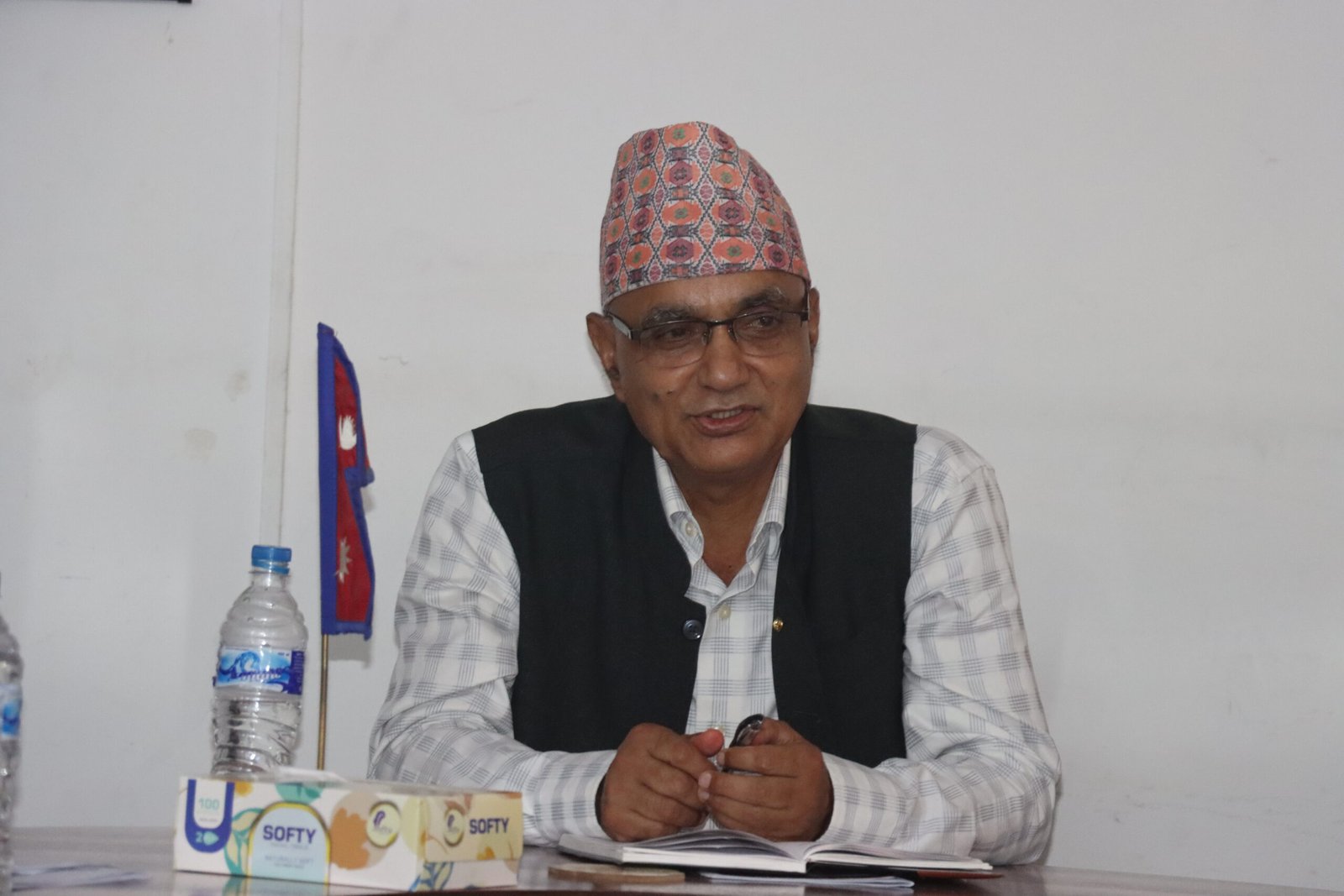 मुख्यमन्त्री कडेलको निर्देशन: “हिजोको धङधङ्गीबाट मुक्त भएर काम गर्नुहोस्”