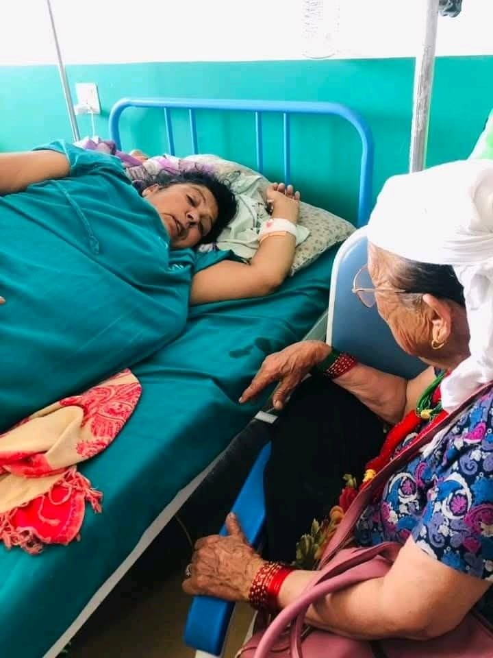 आर्थिक अभावले उपचारमा कठिनाइ, खुट्टा गुमाएकी गीता सहयोगको पर्खाइमा