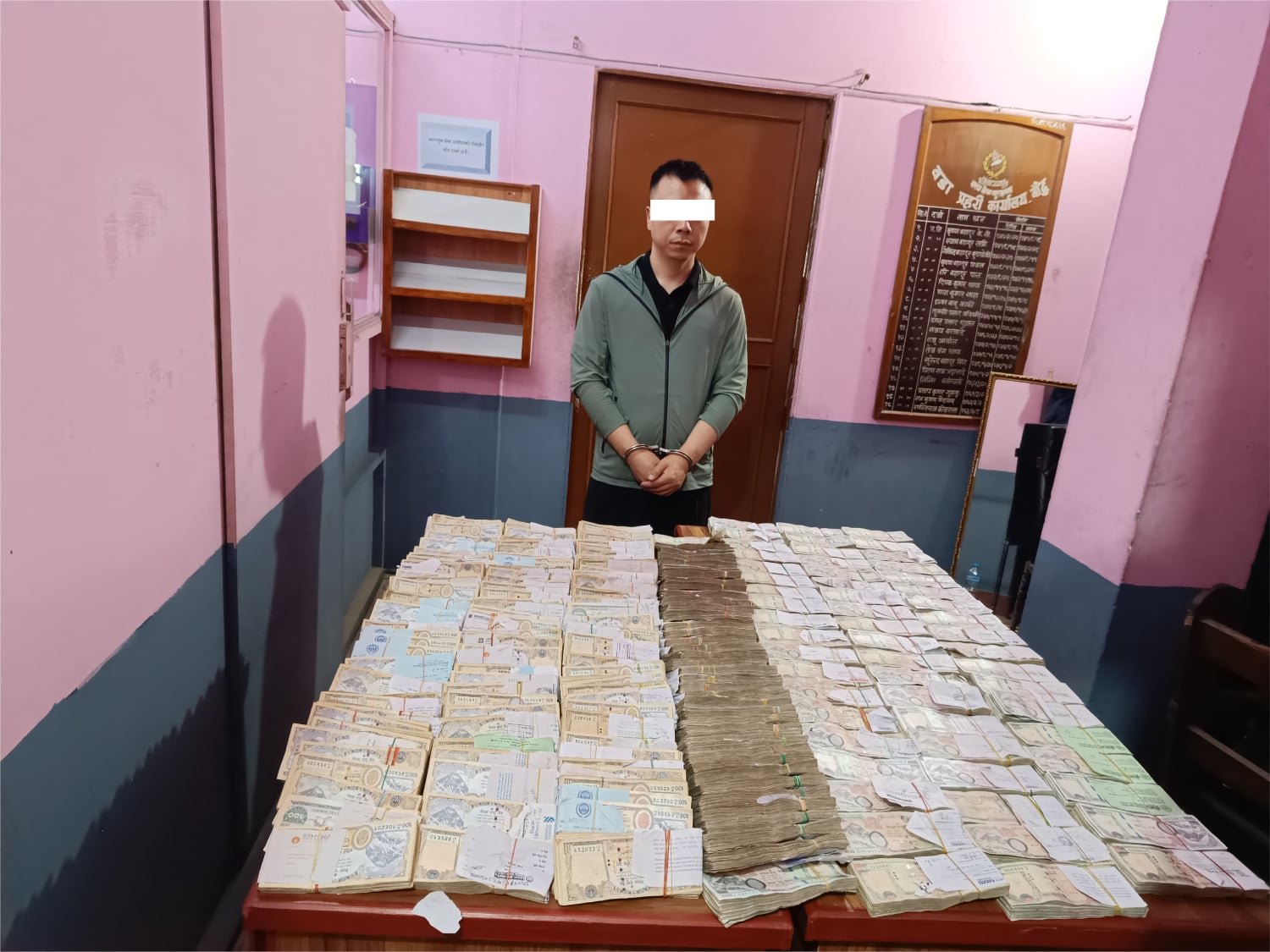 डेढ करोड रकमसहित चिनियाँ नागरिक पक्राउ