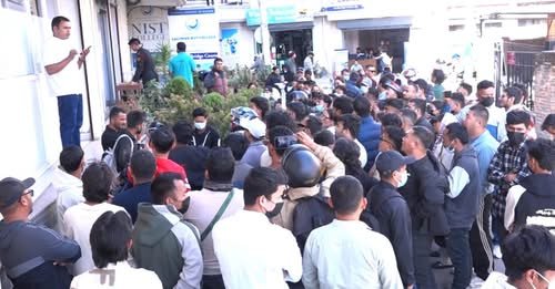 कोरिया पठाउन ढिलाइ भएको भन्दै ईपीएस शाखामा आन्दोलन