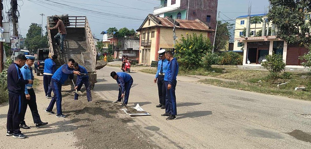 सुर्खेतमा ट्राफिक प्रहरीले सडकका खाल्डाखुल्डी आफैं पुर्दै