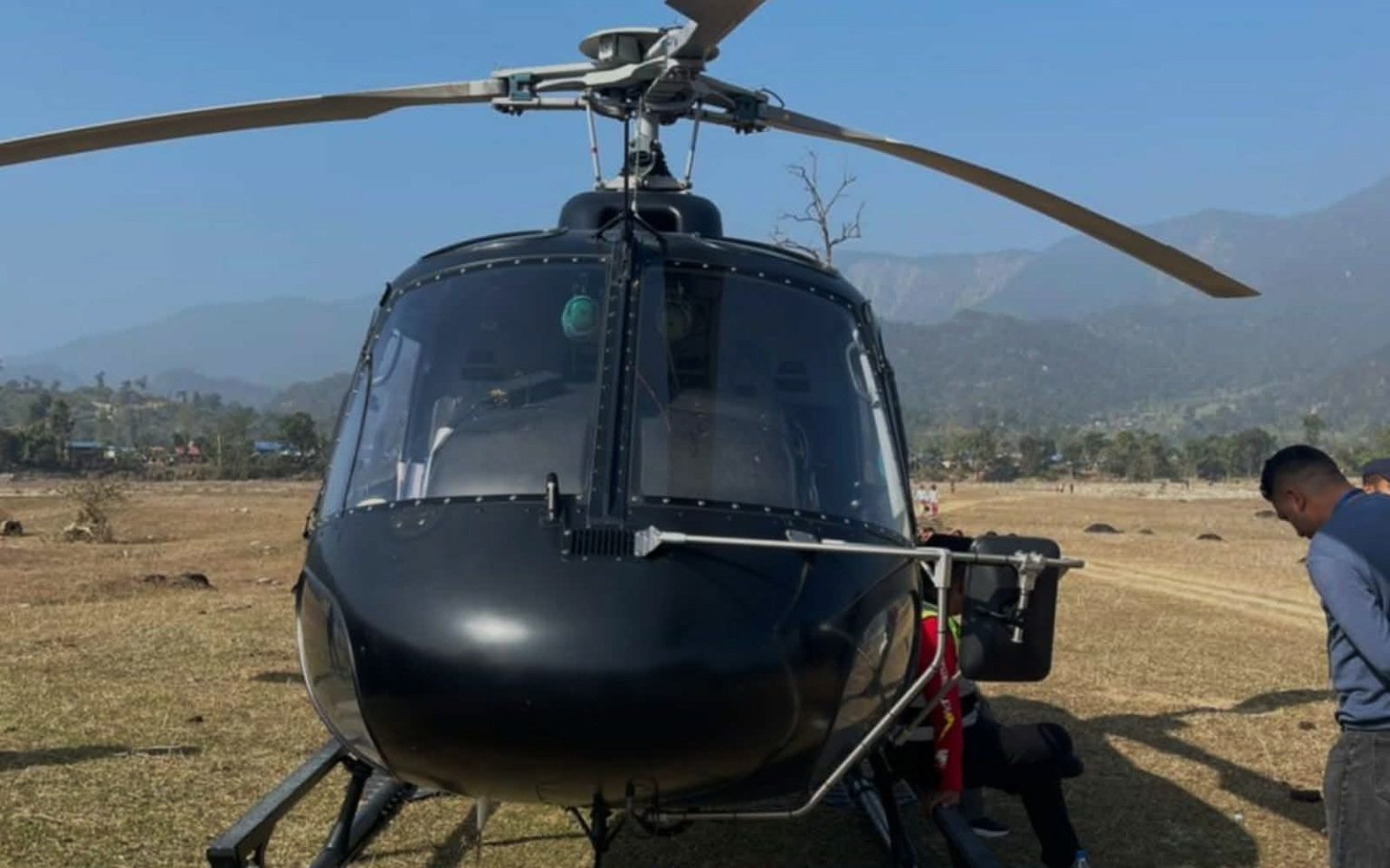 जुम्लाबाट बिरामी लिएर नेपालगन्ज जाँदै गरेको हेलिकप्टर बबईमा आकस्मिक अवतरण