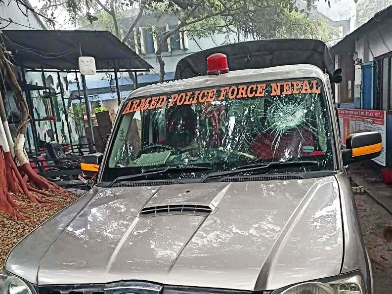 अवैध गोदाममा सशस्त्र प्रहरीको छापा, तस्करको आक्रमणबाट तीन प्रहरी घाइते