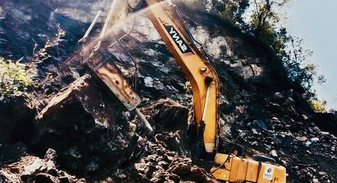 सडक निर्माणका क्रममा पहरा खस्यो, एक्स्काभेटरसहित चालक पुरिए