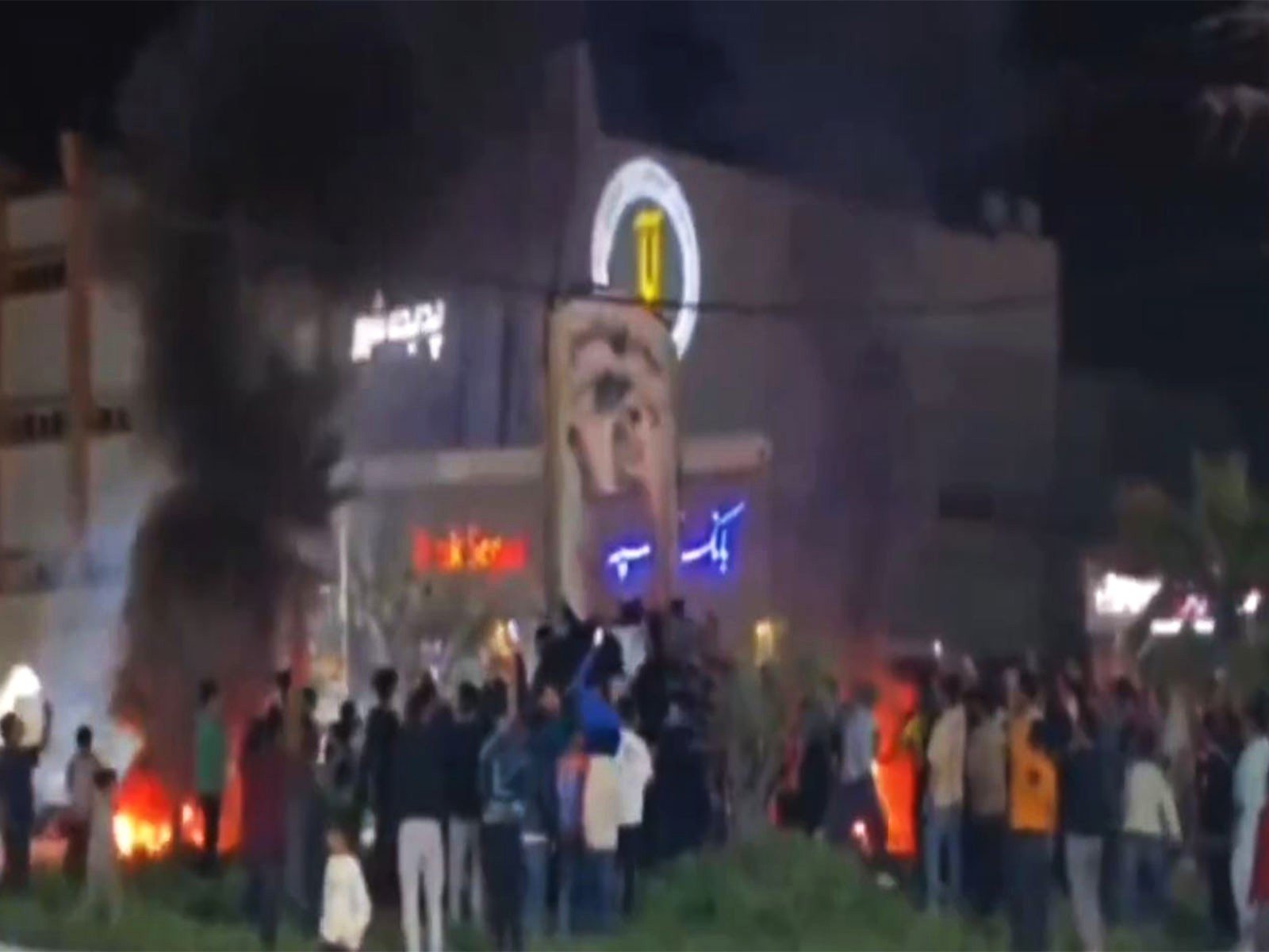 खामेनी मारिएको अमेरिकी दाबीपछि इरानमा उत्सव मनाइँदै