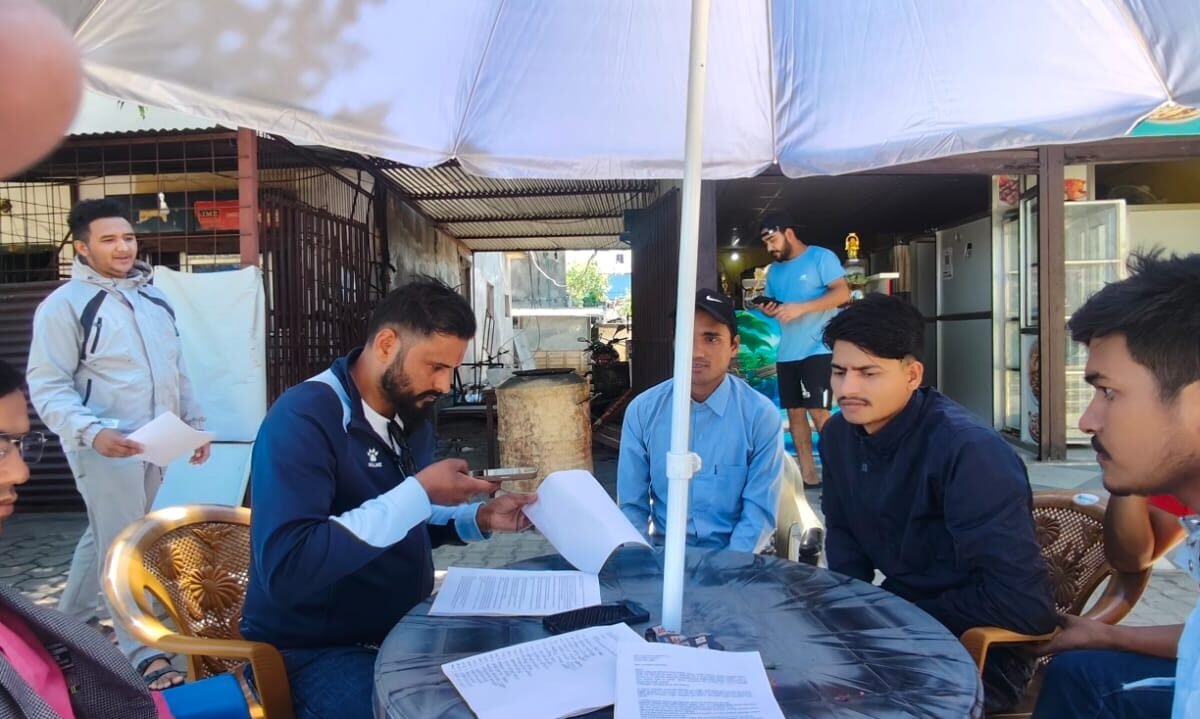 लोक सेवाको नियमित कार्यतालिका र सुशासनको माग गर्दै सुर्खेतमा ज्ञापनपत्र बुझाउदै युवाहरू