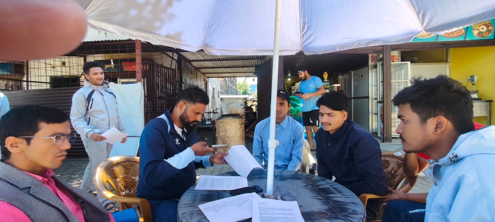 लोक सेवाको नियमित कार्यतालिका र सुशासनको माग गर्दै सुर्खेतमा ज्ञापनपत्र बुझाउदै युवाहरू