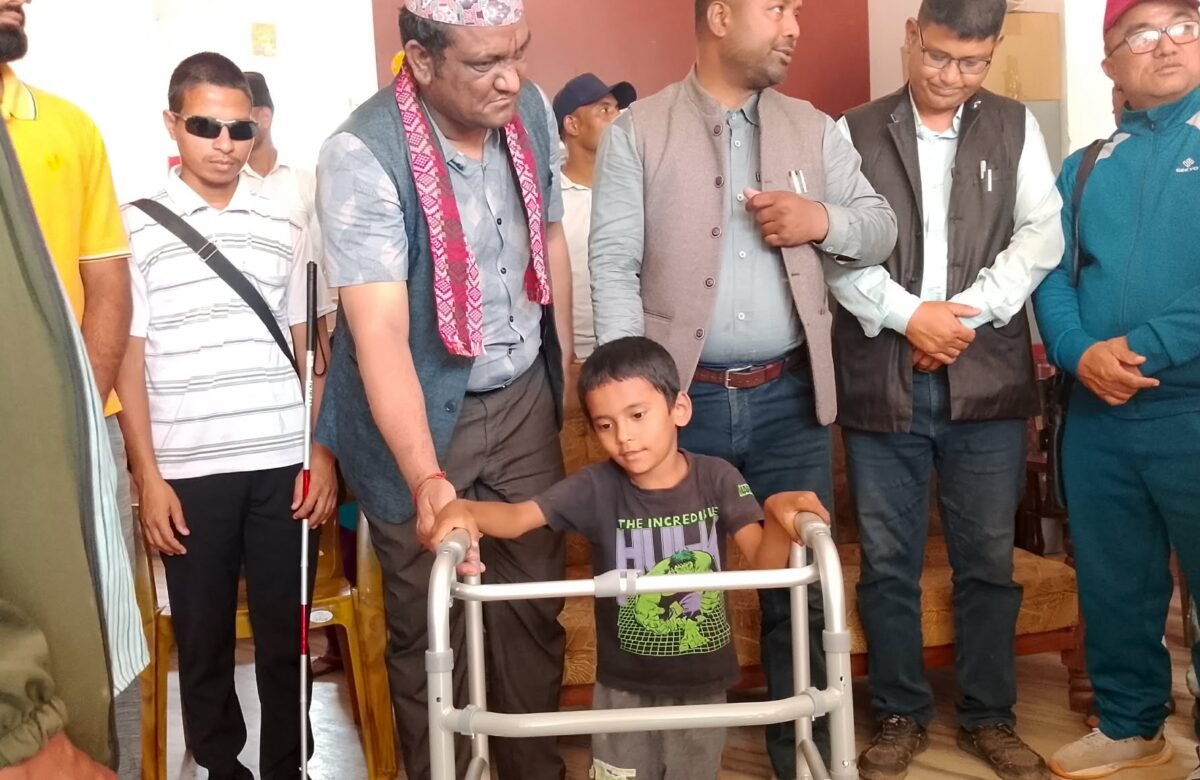 चौकुने गाउँपालिकामा अपाङ्गता सहायता सामग्री वितरण