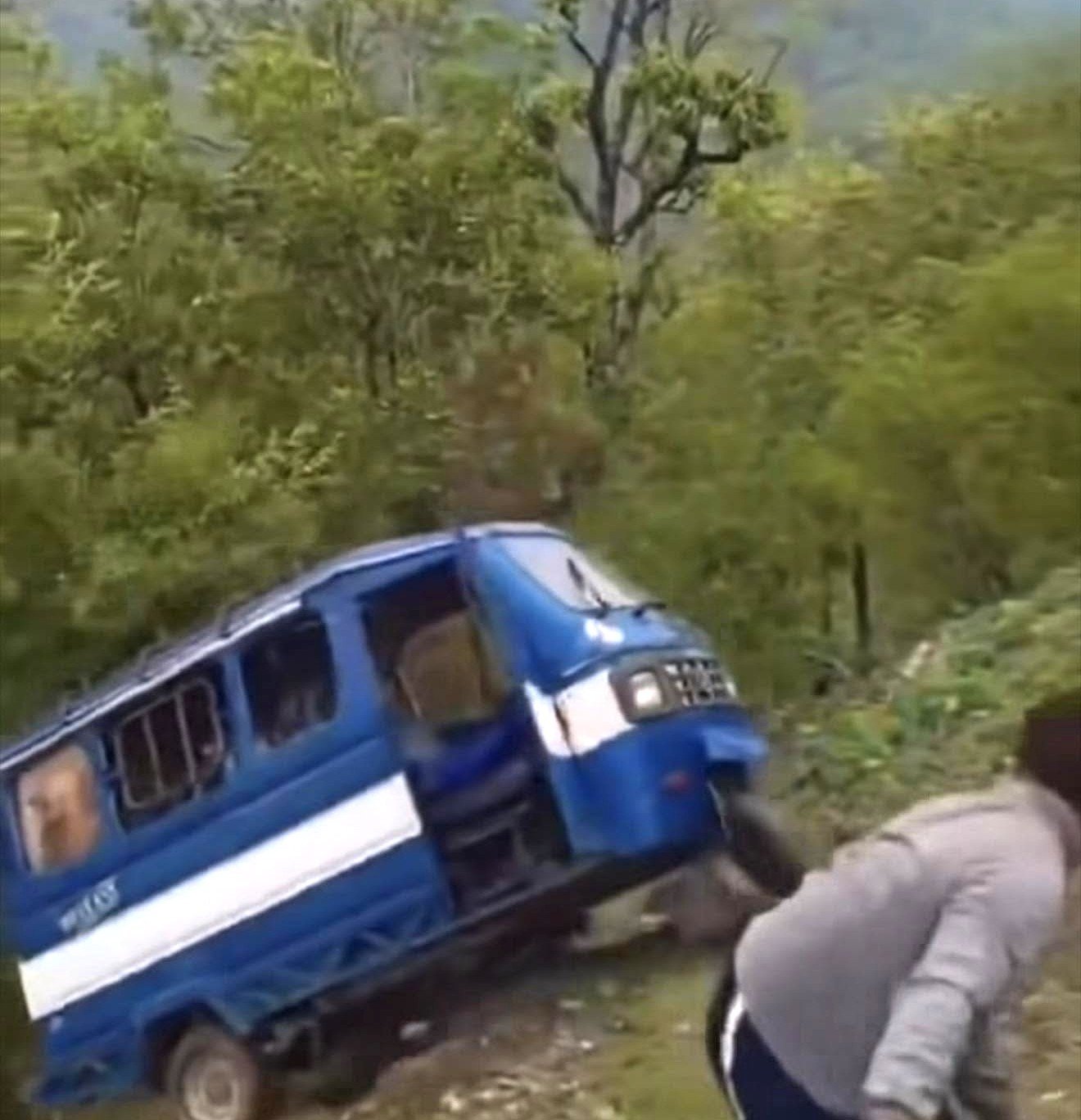 ट्याम्पो भीरमा खसालेको प्रकरणमा १० जना वन कर्मचारी पक्राउ