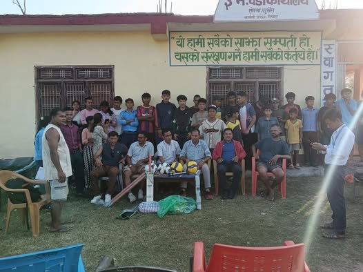 सुर्खेतकाे पञ्चपुरी नगरपालिकाका युवालाई आवाज संस्थाद्वरा खेल सामग्री वितरण तथा विपद् सचेतनामूलक कार्यक्रम सम्पन्न
